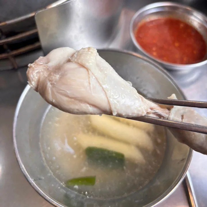 澄んだ鍋上の鶏肉