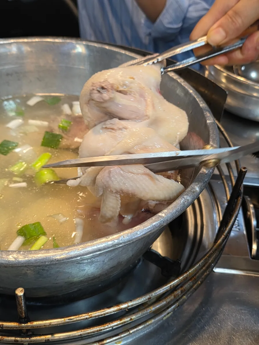 陳玉華ハルメ元祖タッカンマリ — 鍋から切り分ける丸鶏