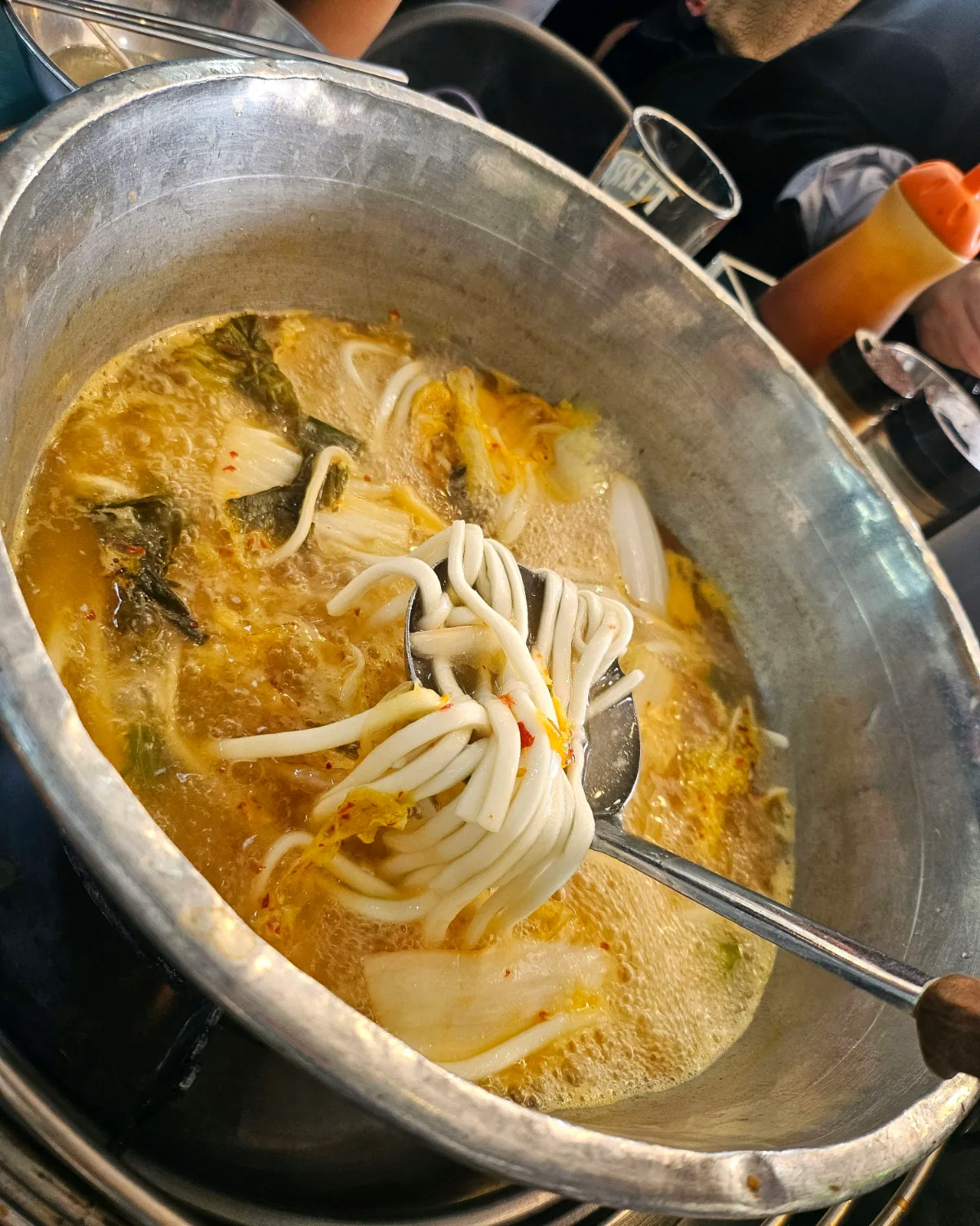 スープで煮たククスの麺