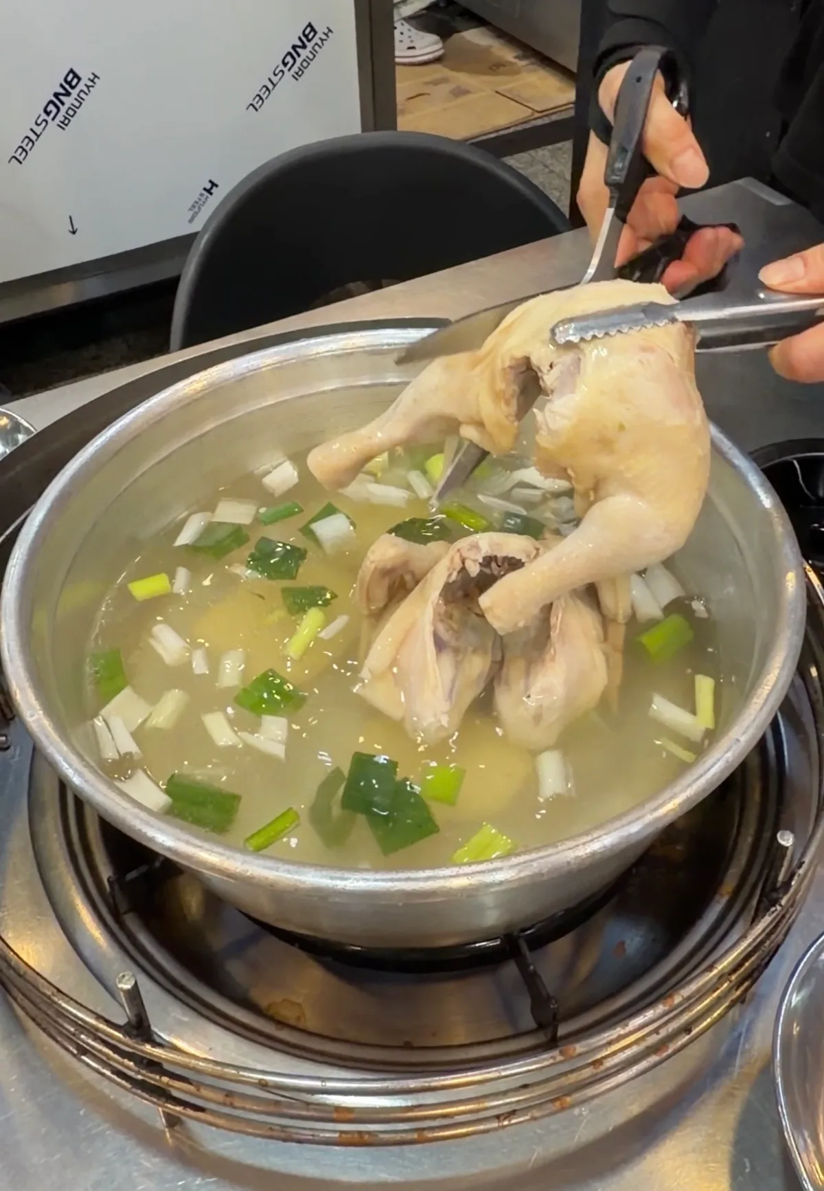 丸鶏を切り分ける手元