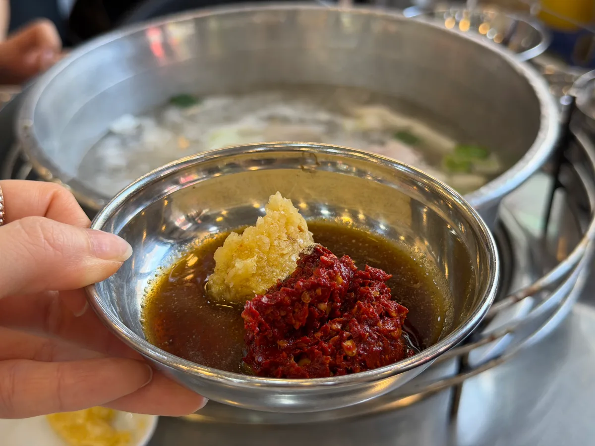陳玉華ハルメ元祖タッカンマリ — 薬味だれの小皿と鶏鍋