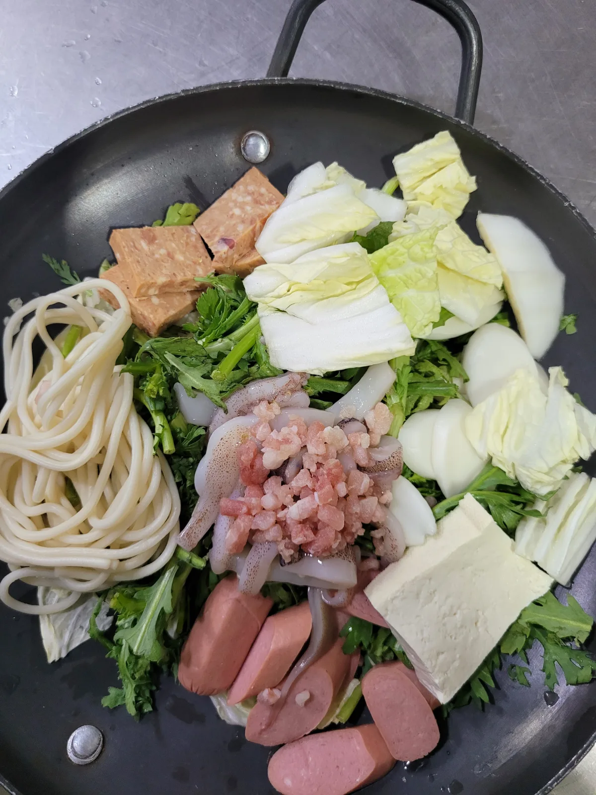 鍋用の具材と麺