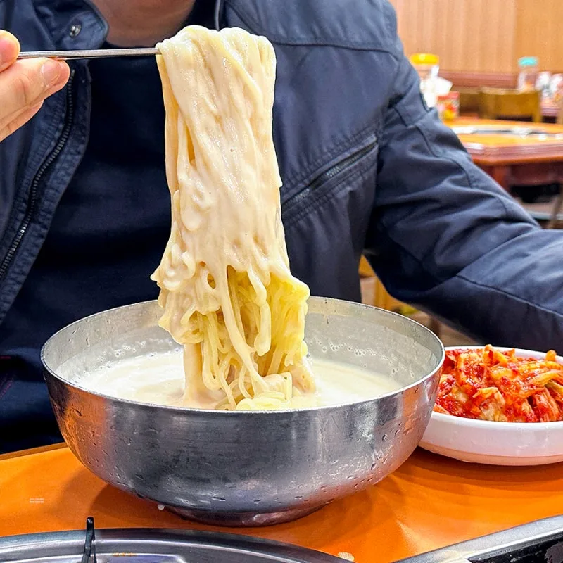 晋州会館 — 濃厚な豆乳スープのコングクス