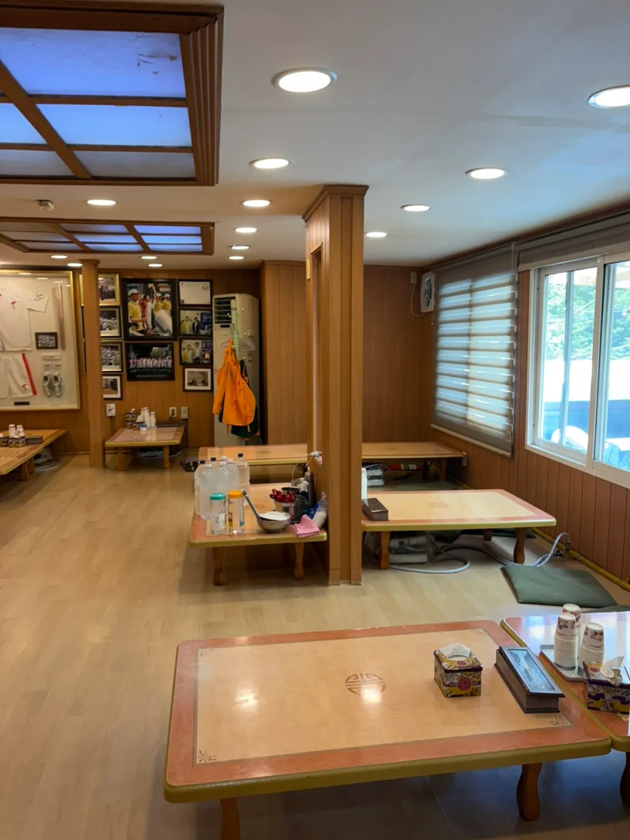 木目の座敷席と窓辺
