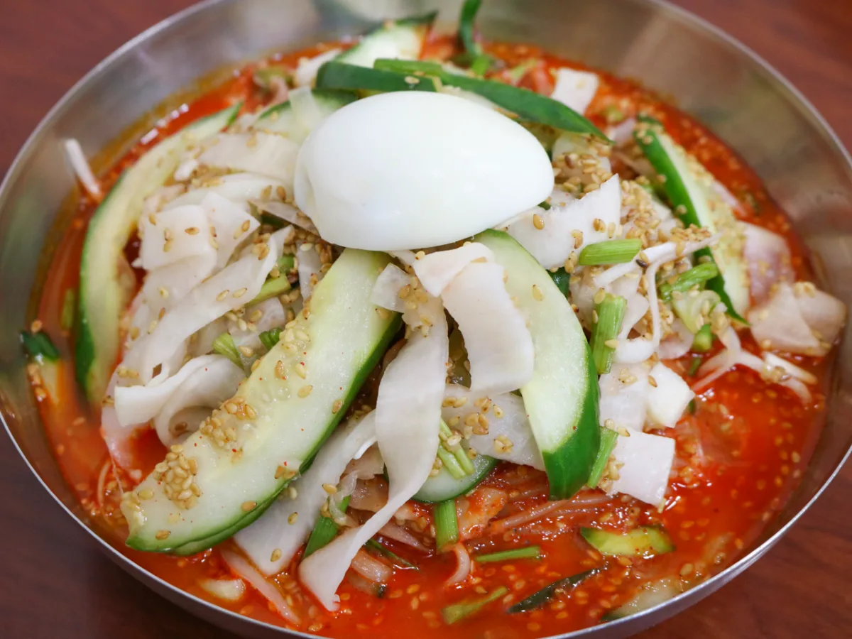 晋州チッ — ゆで卵と野菜の赤い混ぜ麺