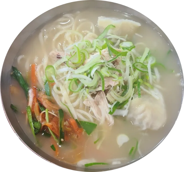 晋州チッ — 鶏肉と餃子入りの汁麺