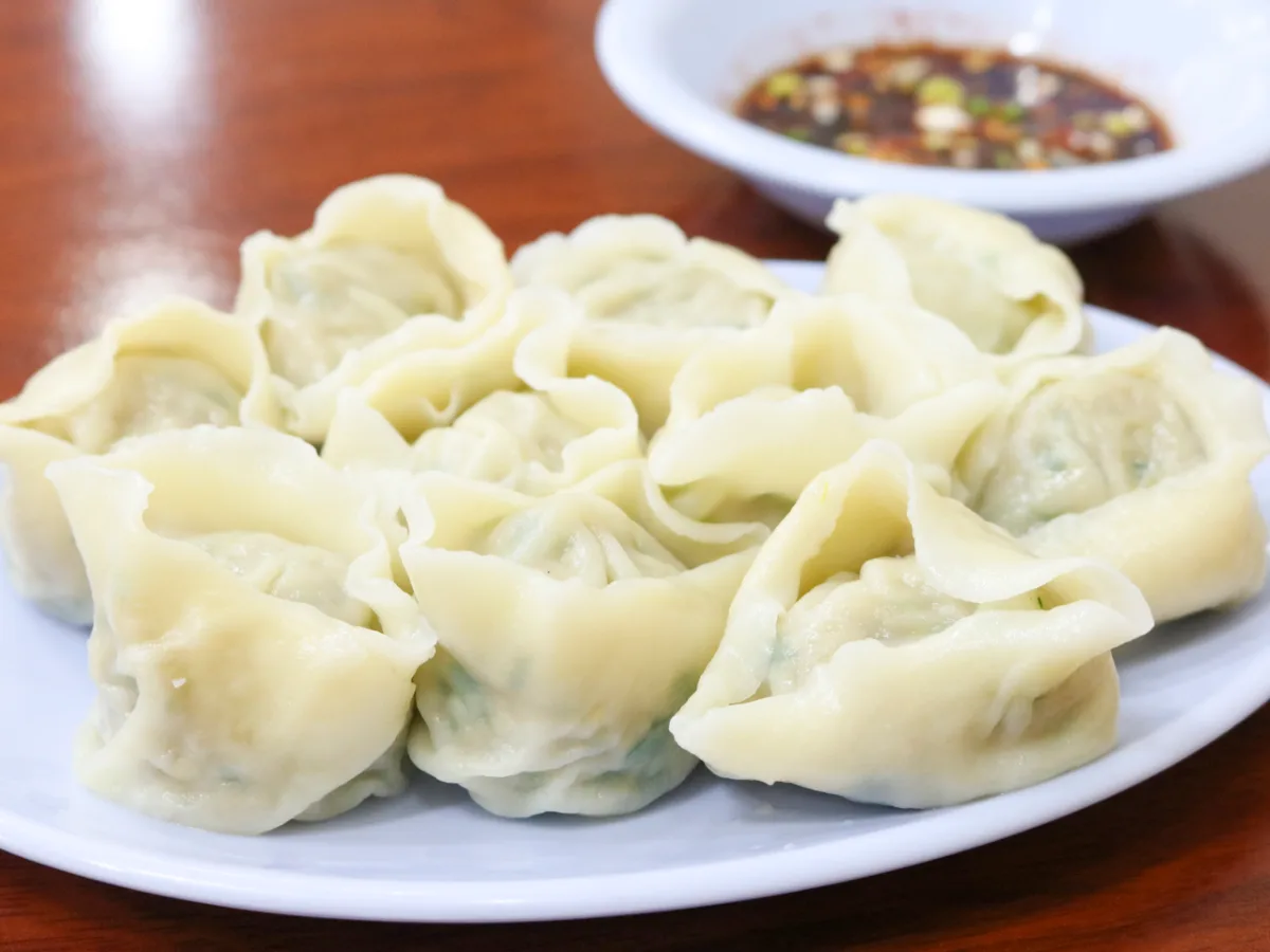 晋州チッ — 白い皿に並ぶ蒸し餃子