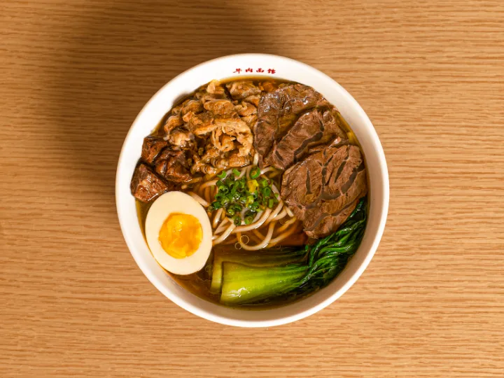 牛肉と青菜、卵を盛った汁麺