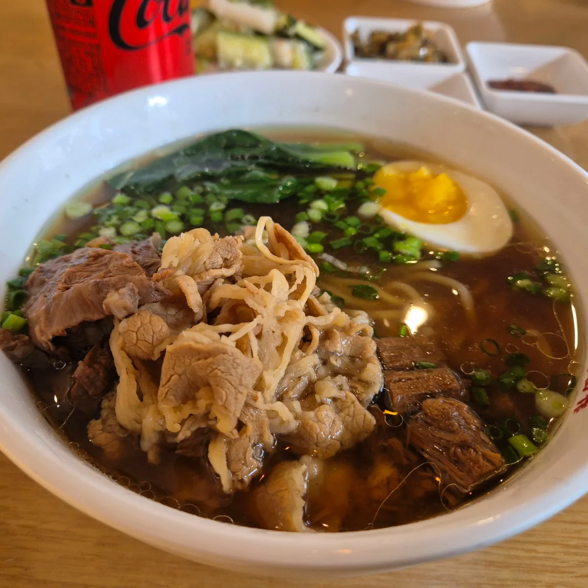 三種の牛肉を盛った汁麺