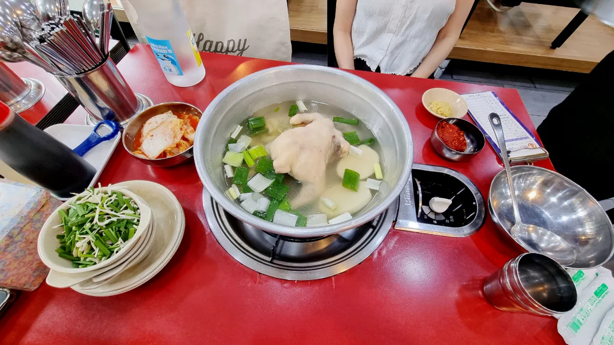 陳元祖補身タッカンマリ 本店 — 鶏の鍋を囲むキムチと薬味