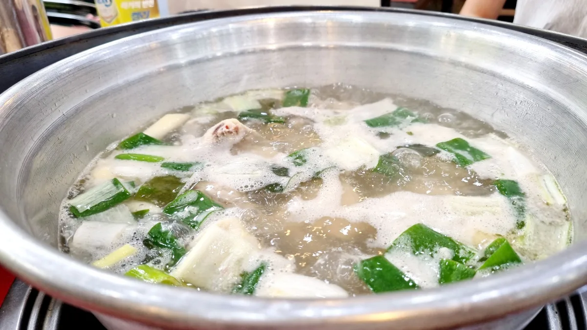 煮立つ鶏肉とねぎの鍋