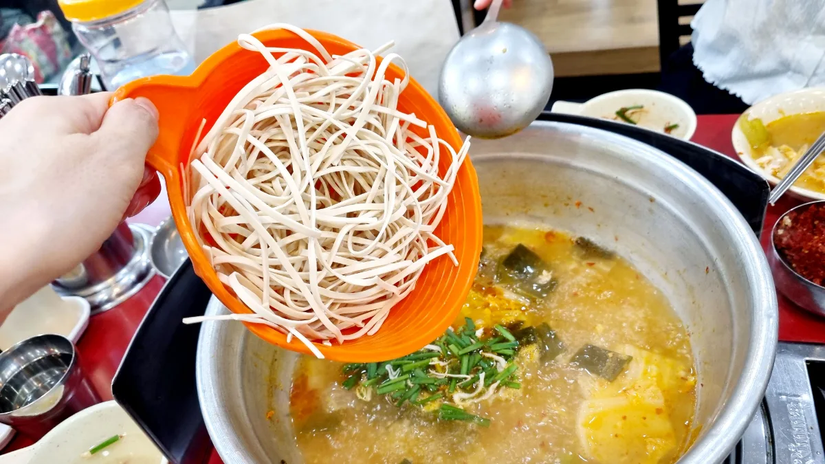 鶏のスープに入れる麺