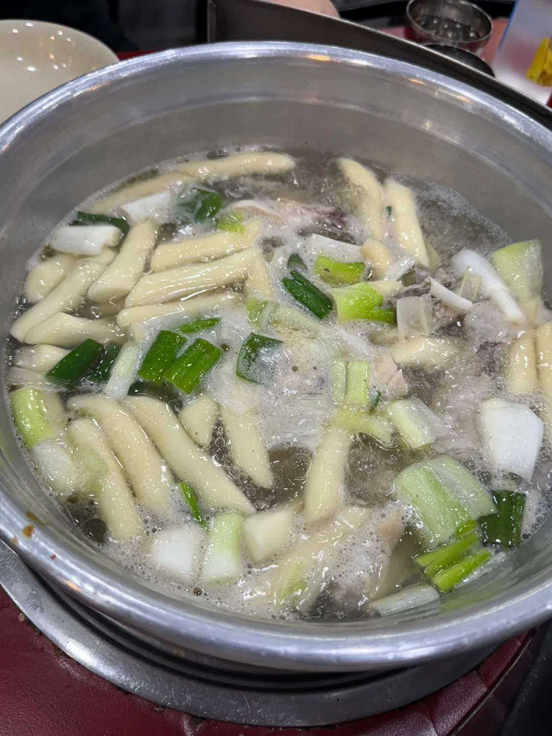 鍋に浮かぶ細長い韓国餅