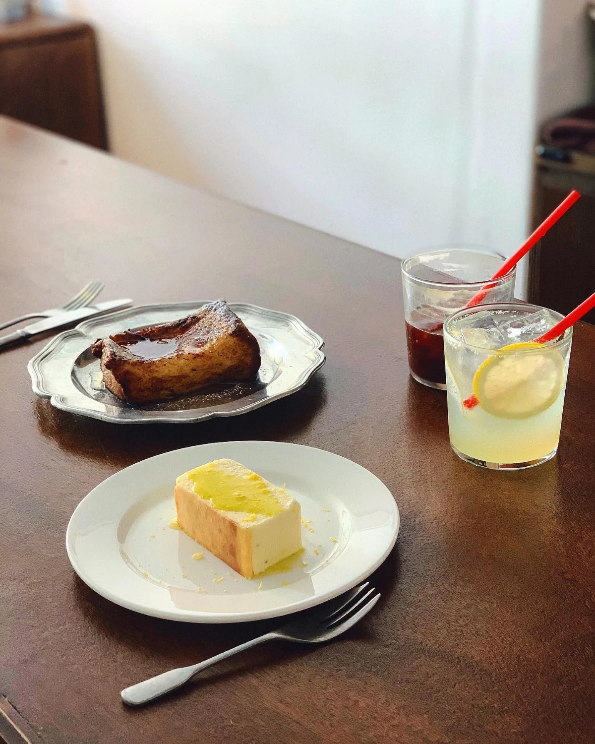 JO & DAWSON 延南本店 — 焼いたパンとケーキの食卓
