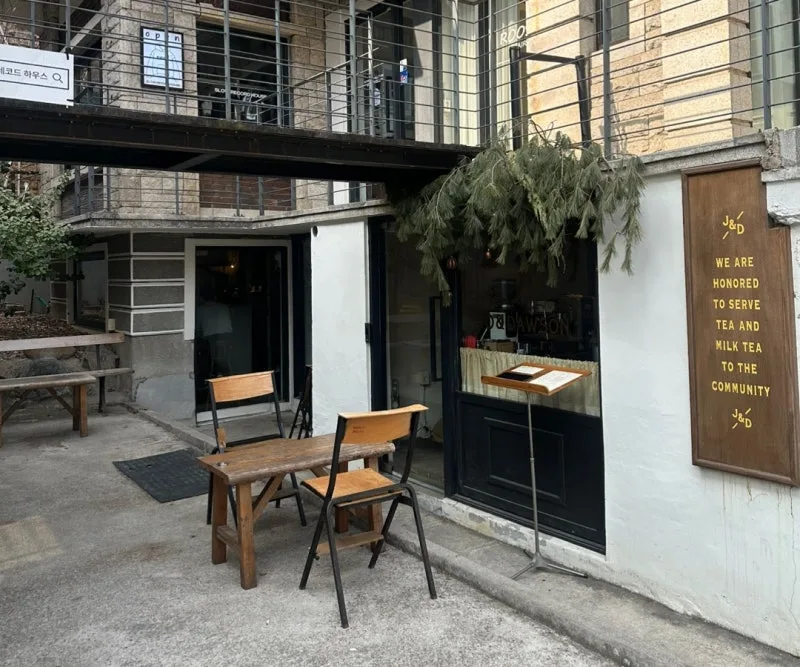 中庭席と白壁の店舗正面