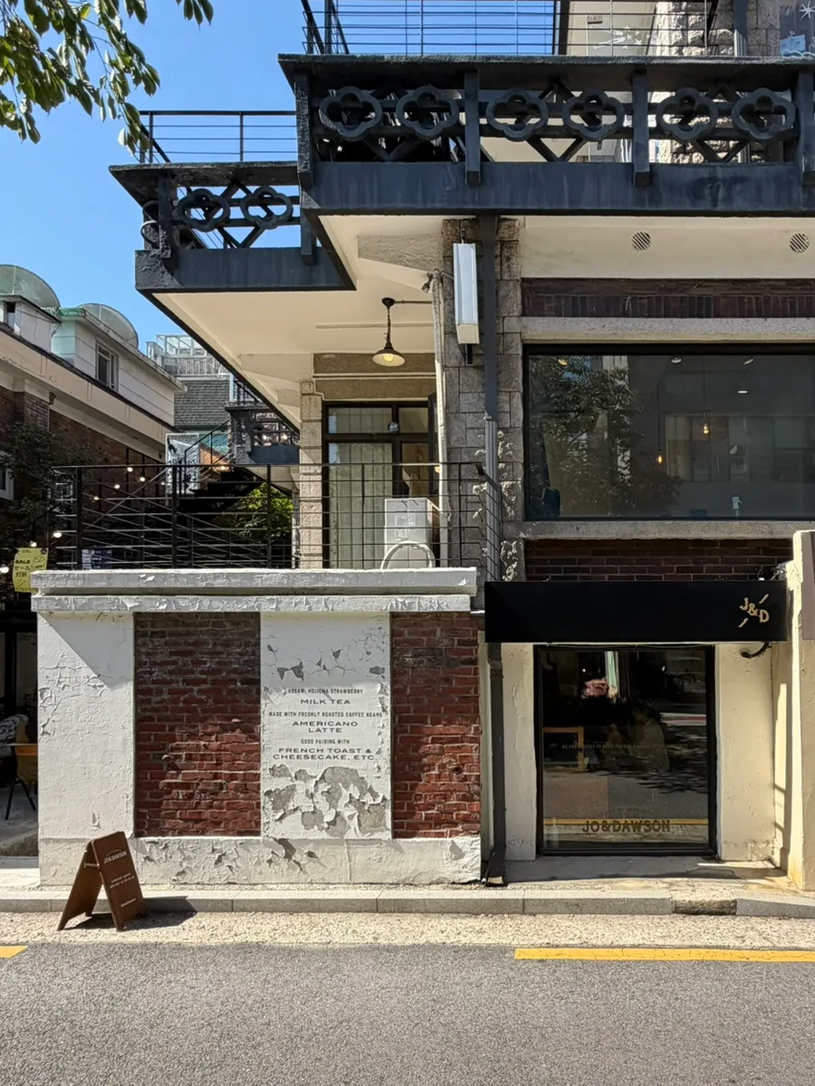 JO & DAWSON 延南本店 — 赤レンガと白壁の店舗正面