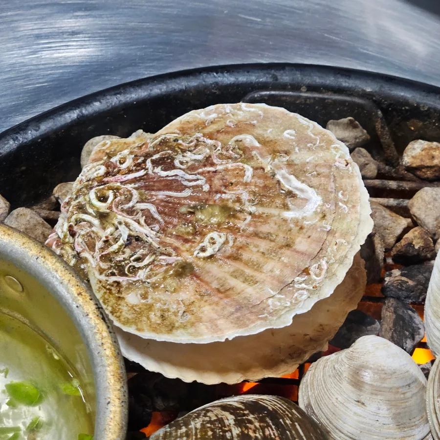 炭火網の上で焼くホタテ貝