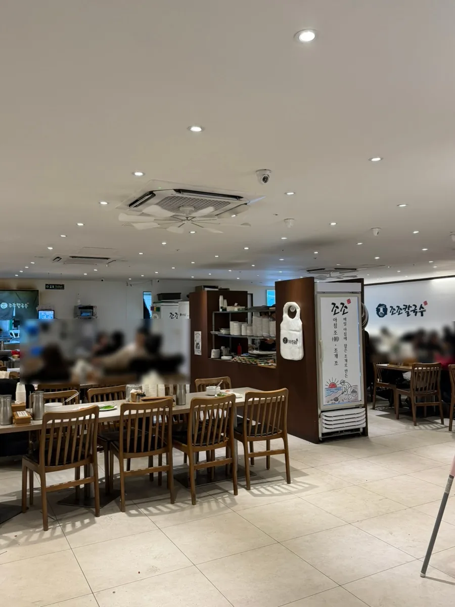 天井の空調と客席が並ぶ店内
