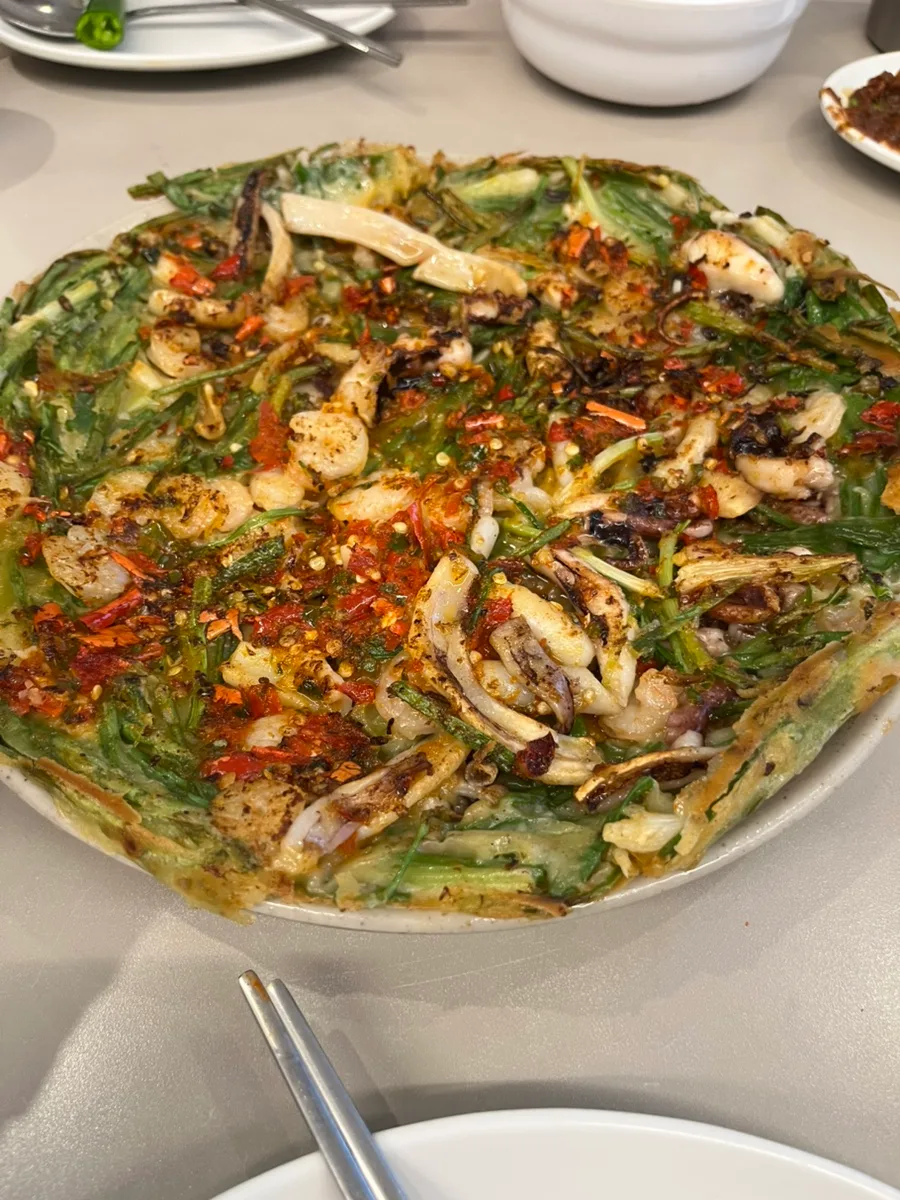 青ねぎと魚介がのった彩り豊かなチヂミ