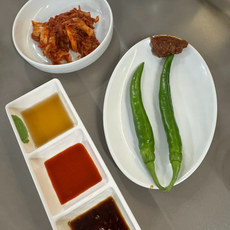 キムチと青唐辛子、調味料の小皿