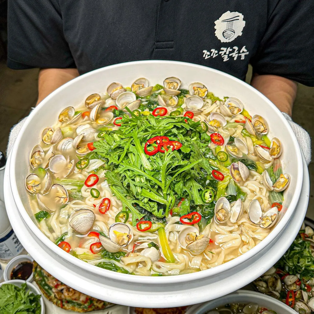ジョジョカルグクス 市庁店 — アサリたっぷりの鍋物麺料理