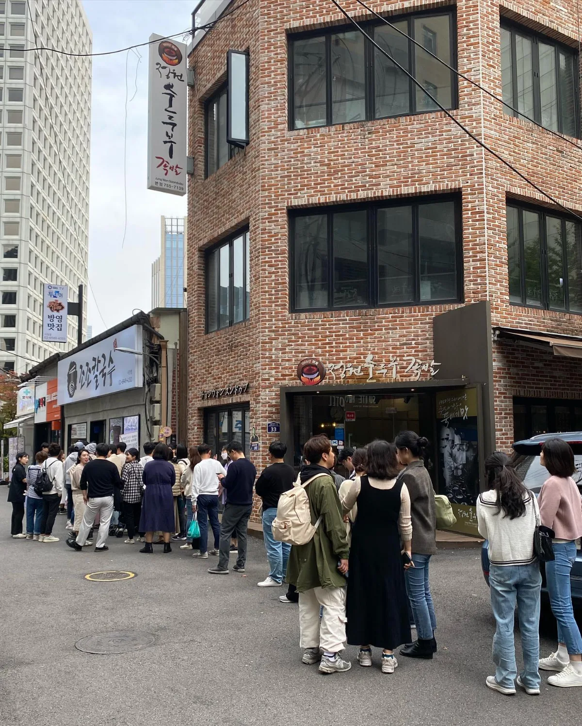 行列ができる店の外観と看板