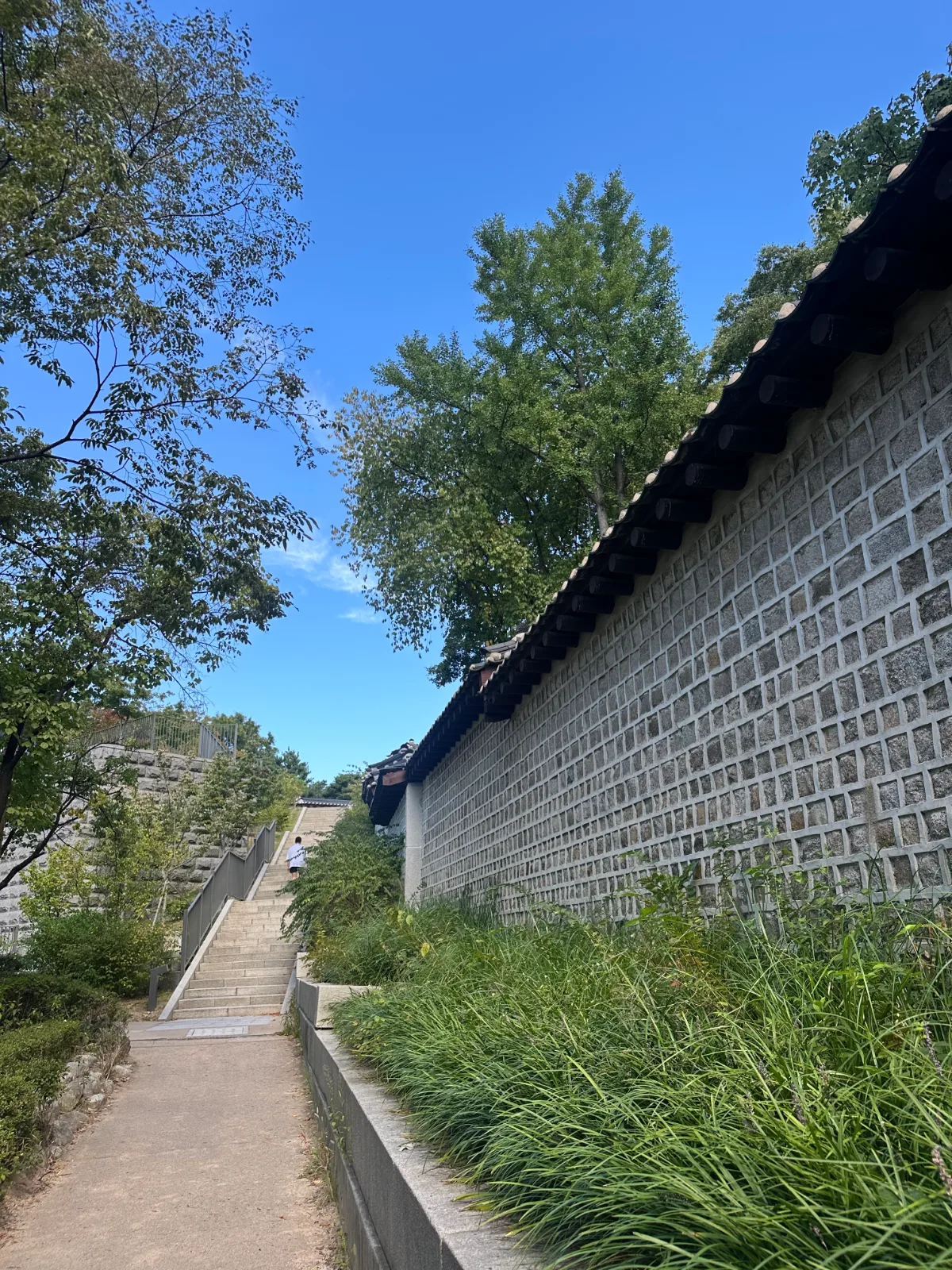 石垣と瓦塀に沿って続く階段