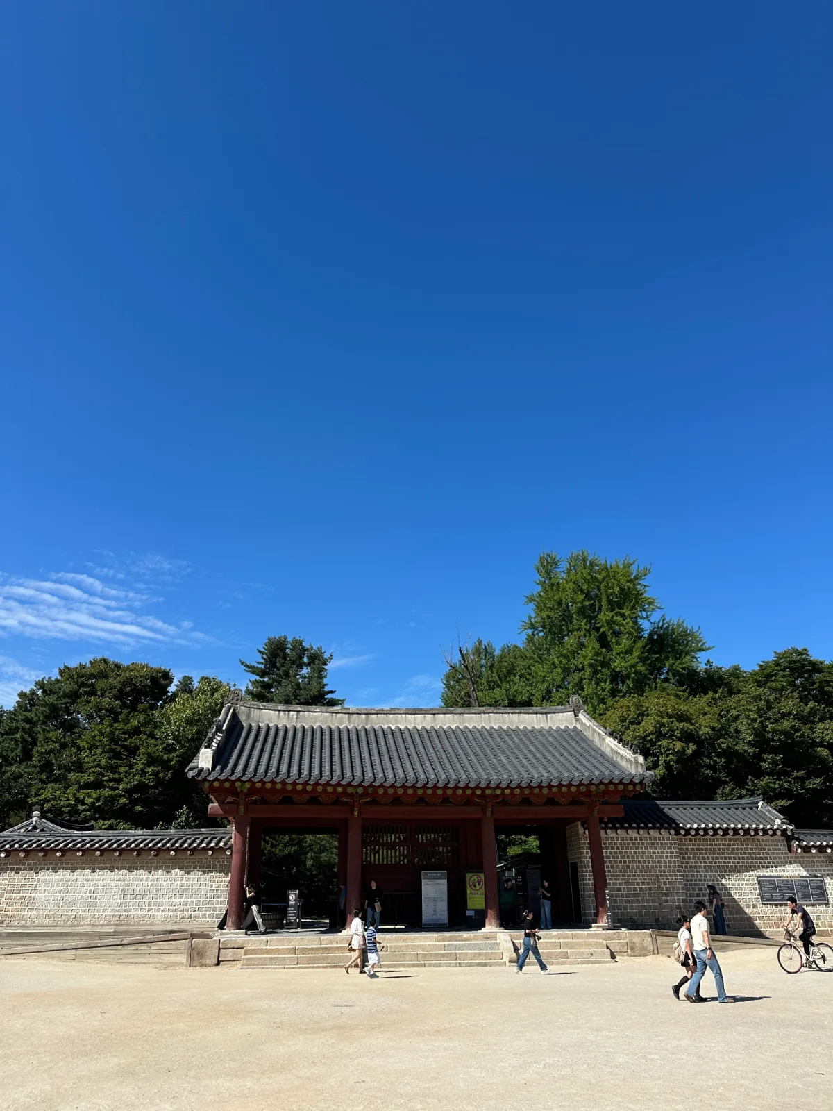 石段の上に構える朱塗りの門