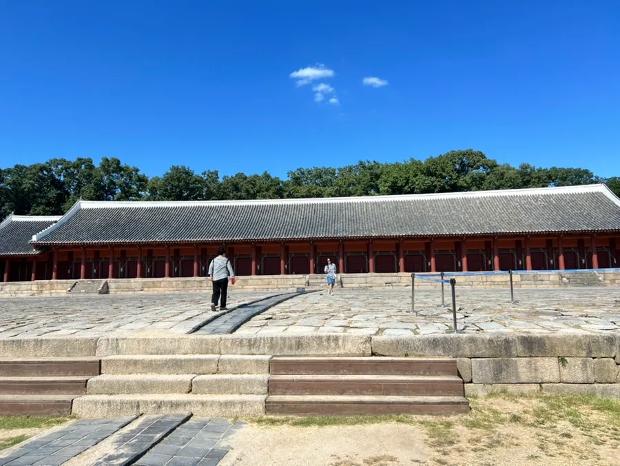 宗廟 — 石畳に面した朱塗りの長殿