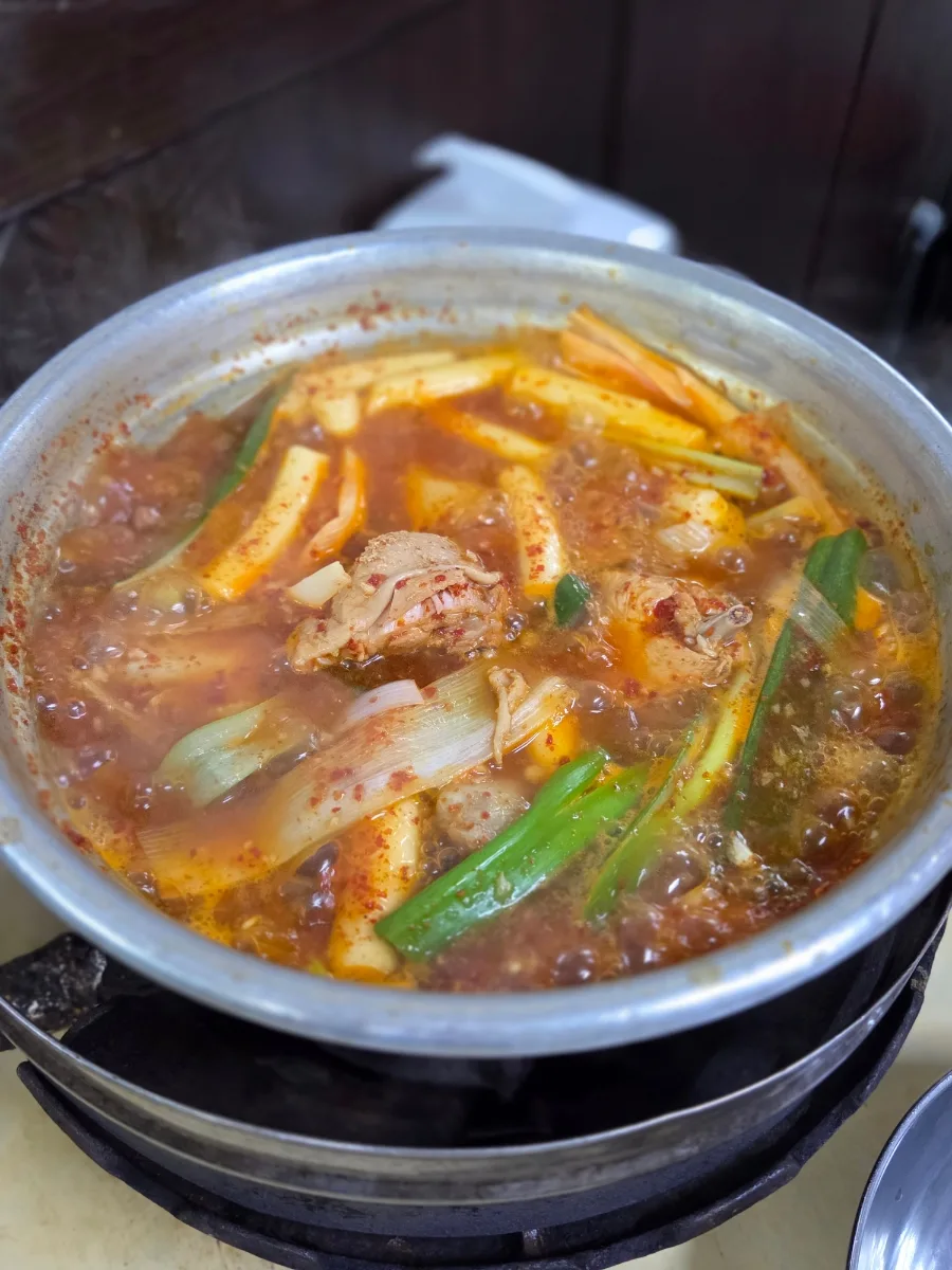 煮立つ鶏肉とねぎの鍋