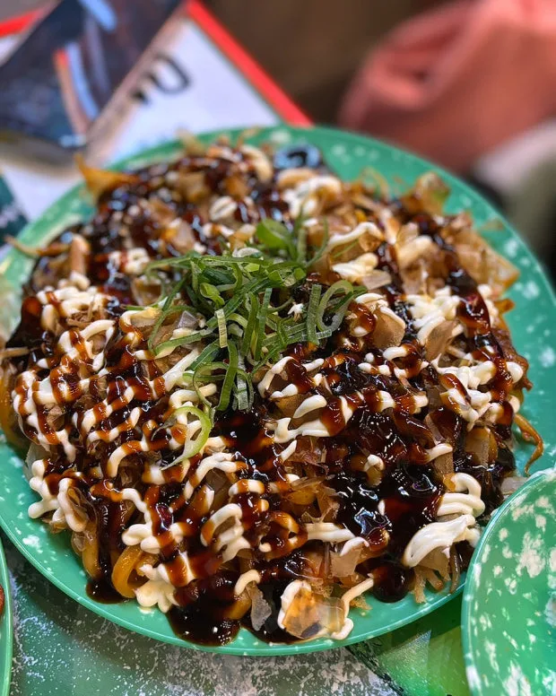 ソースをかけた炒め麺