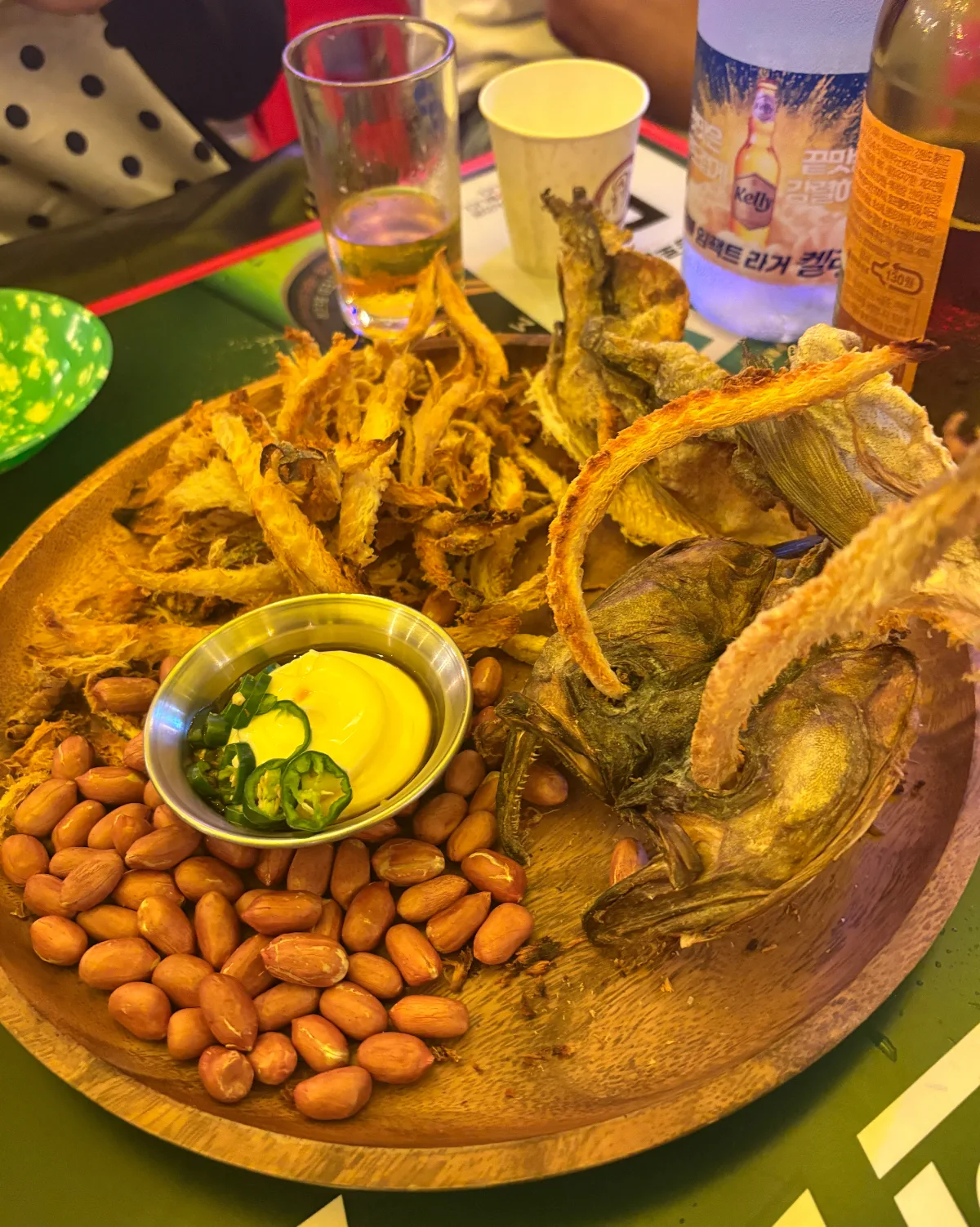 干し魚とピーナツの盛り皿