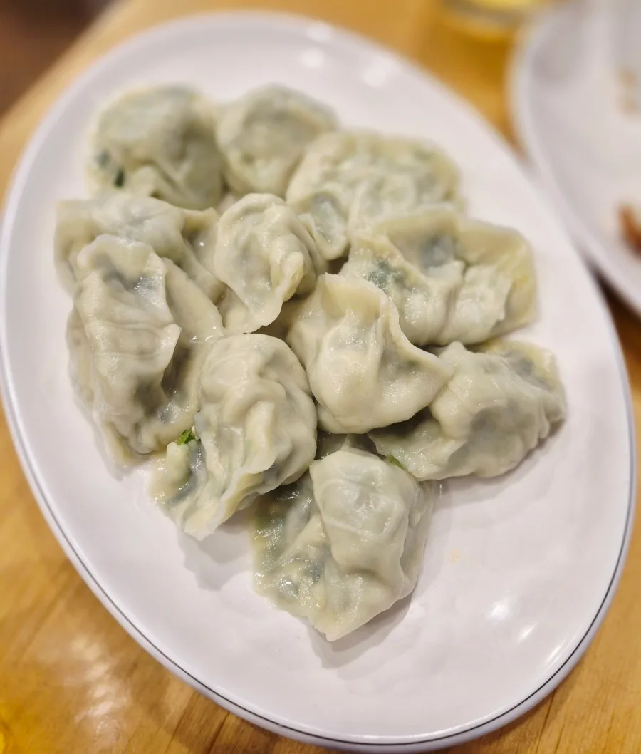 Jonny Dumpling 本店 — 緑の具が透ける水餃子