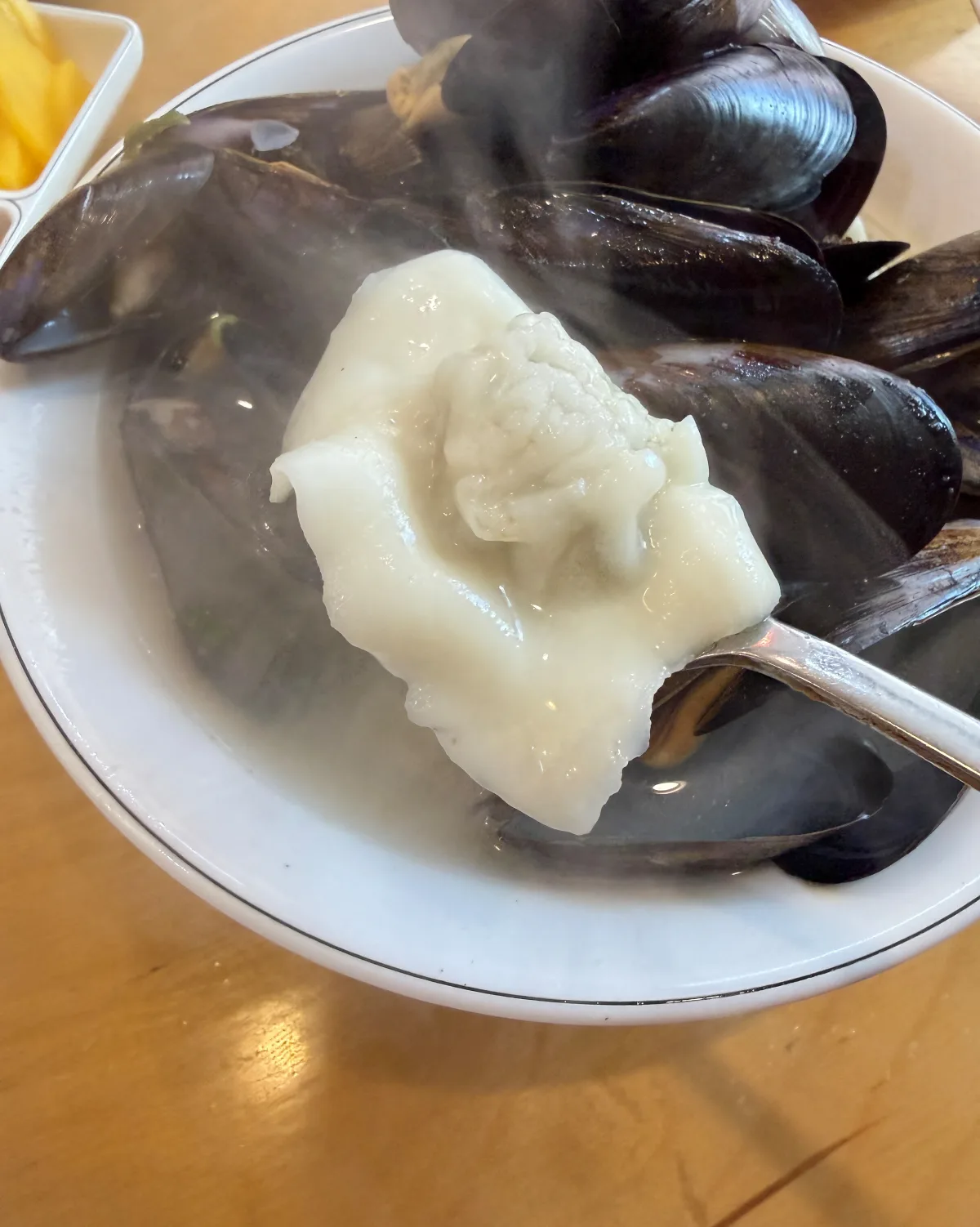 Jonny Dumpling 本店 — 湯気立つムール貝と餃子