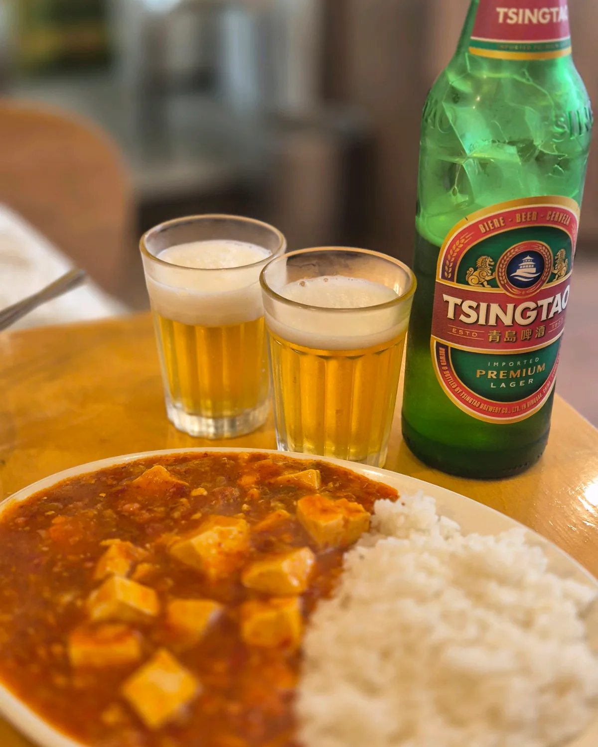 青島ビールと二つのグラス