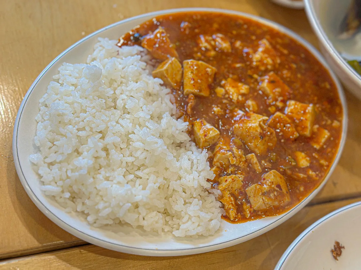 ご飯を添えた麻婆豆腐