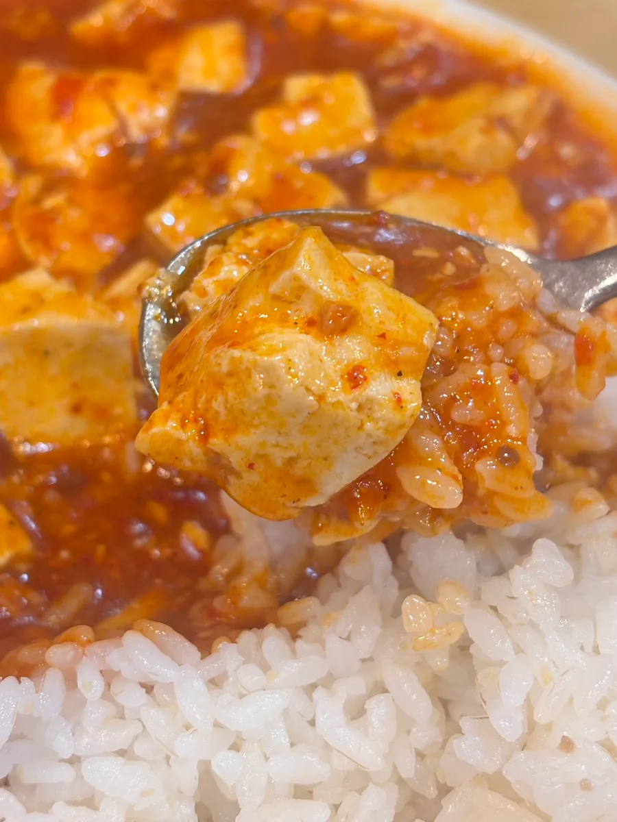 Jonny Dumpling 本店 — 麻婆豆腐丼をすくうスプーン