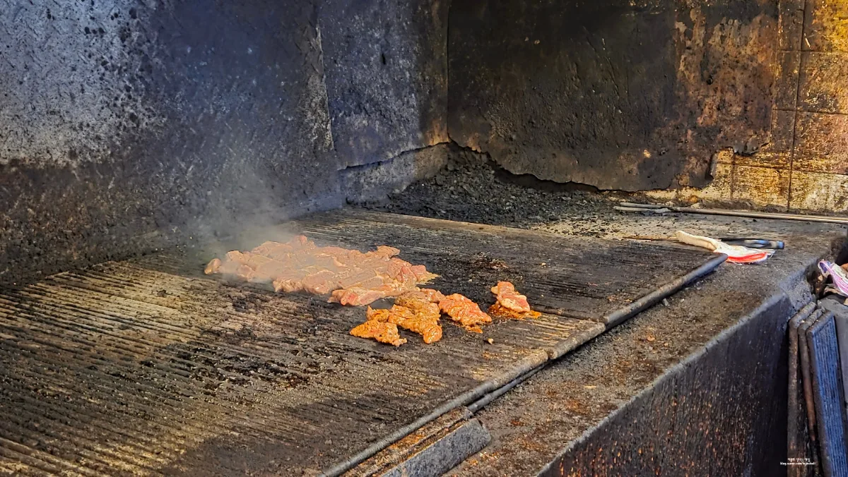 厨房の練炭焼き台で焼かれるカルビ