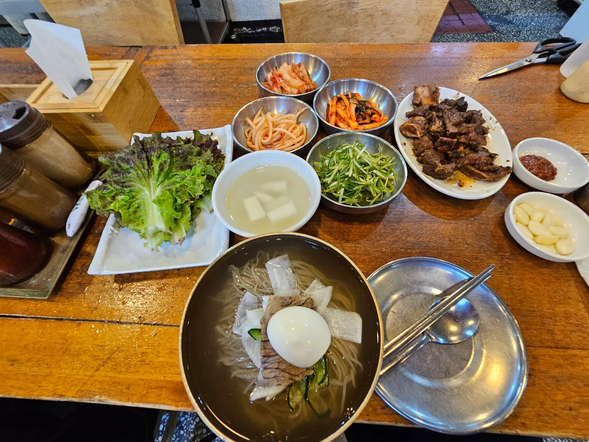 朝鮮屋 — カルビと冷麺、おかずが並ぶ食卓