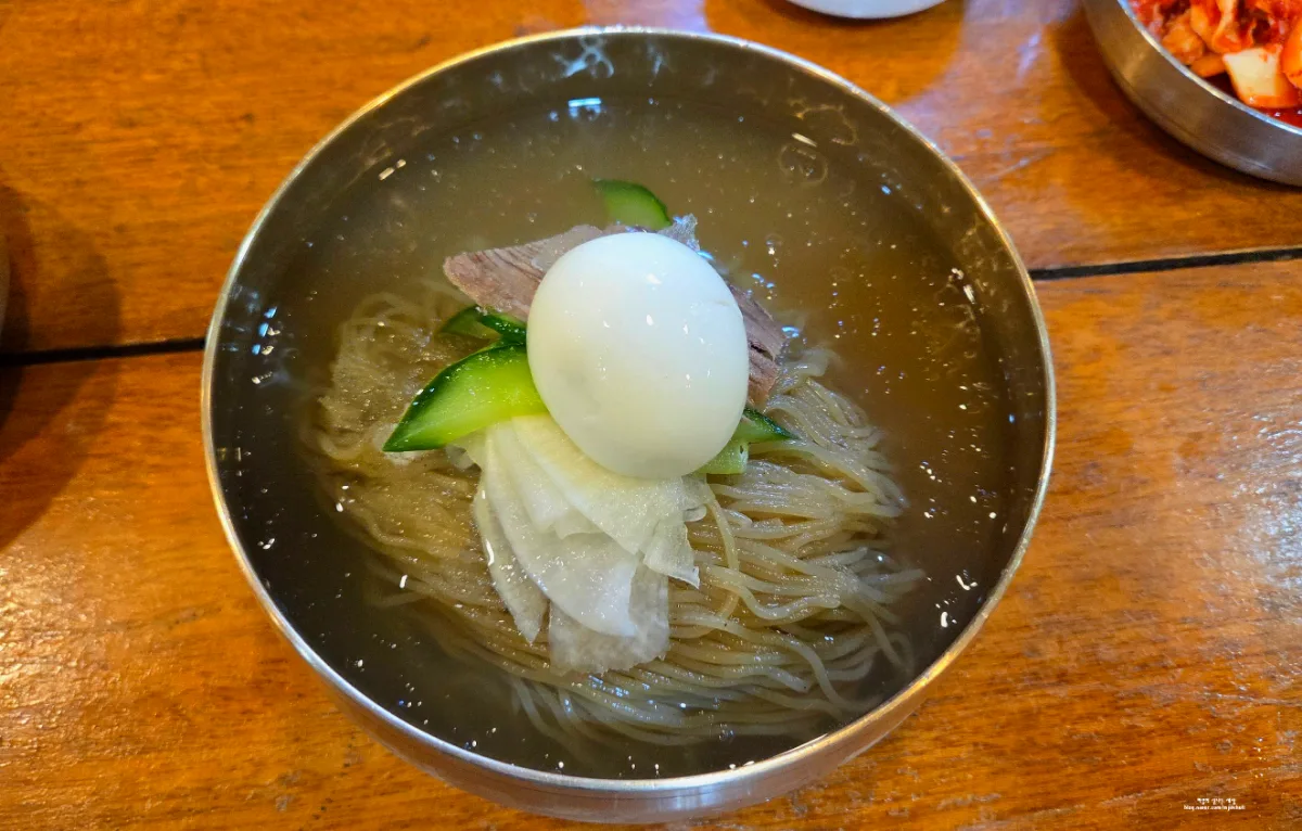 朝鮮屋 — ゆで卵をのせた平壌式水冷麺