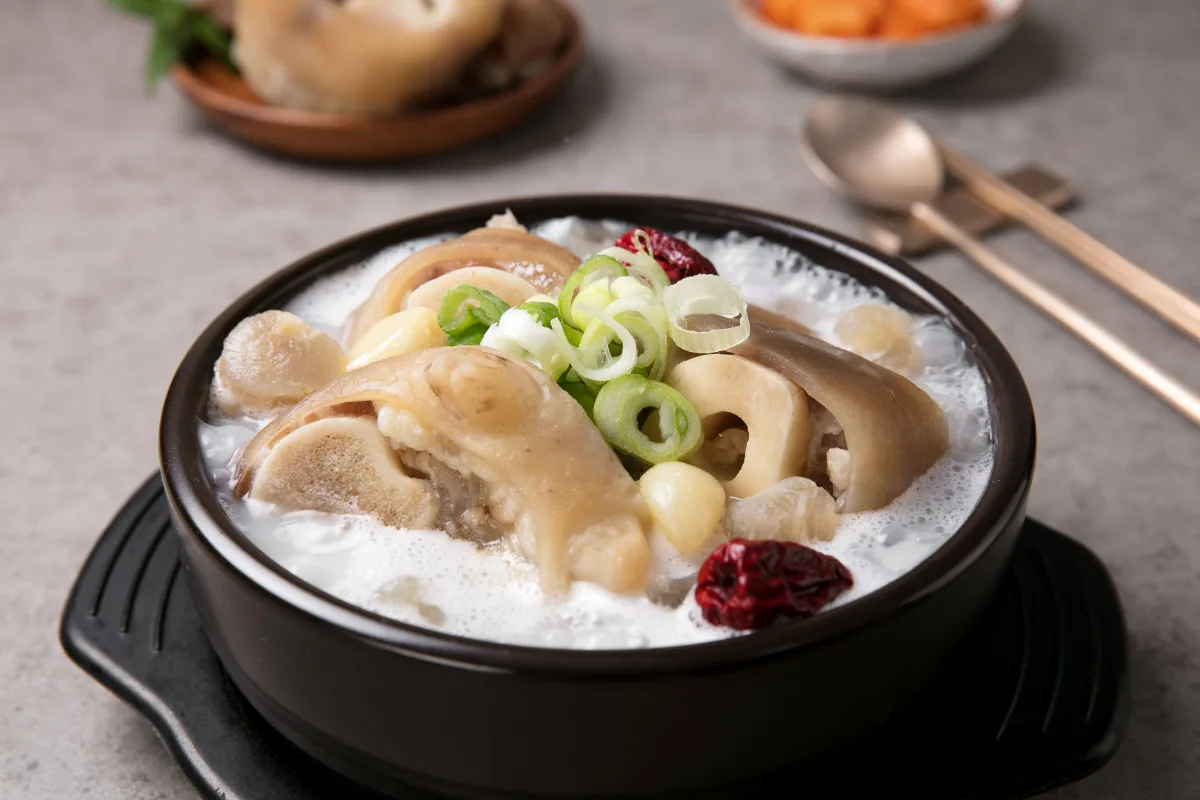 白いスープで煮込んだ牛足