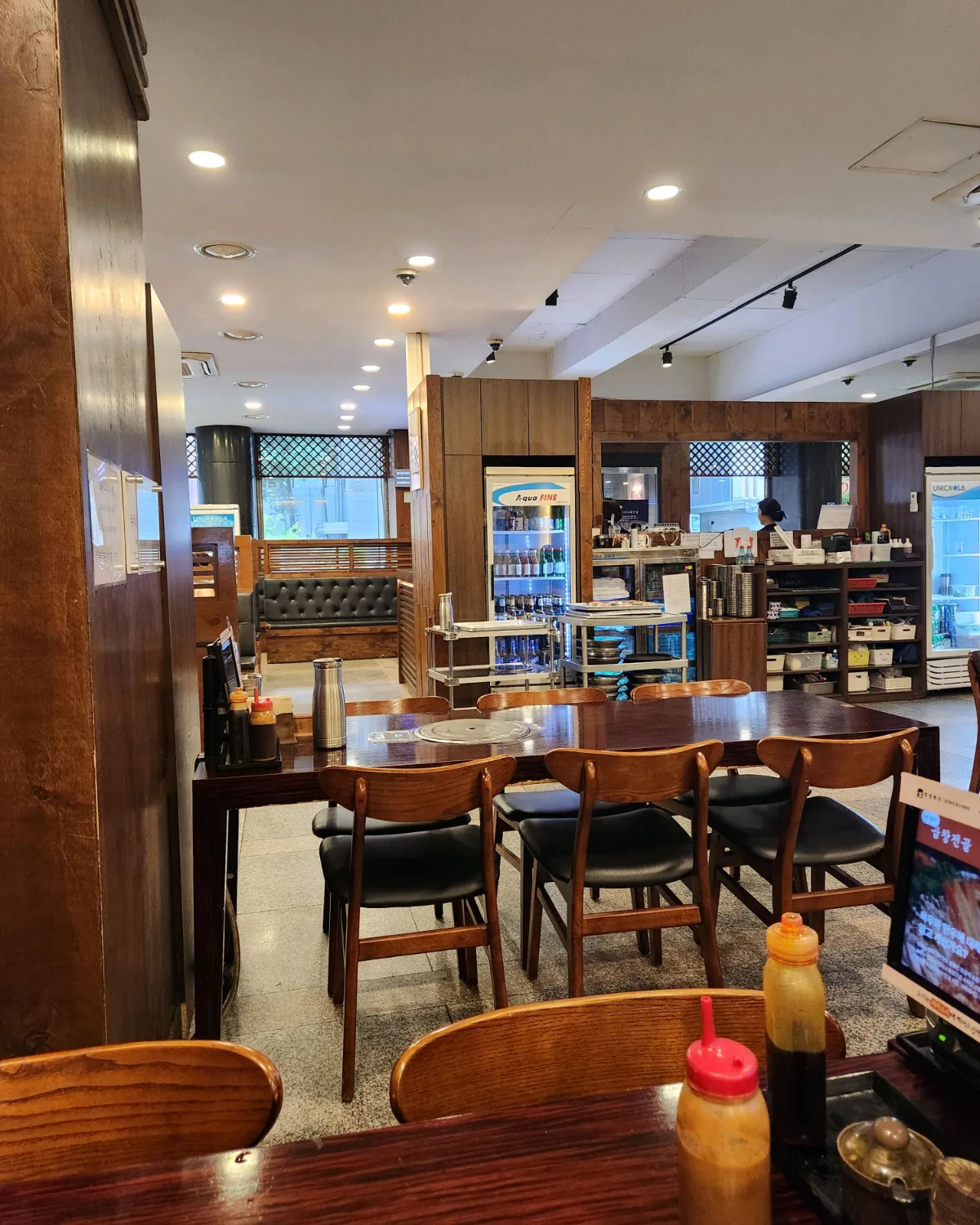 木製テーブルが並ぶ店内