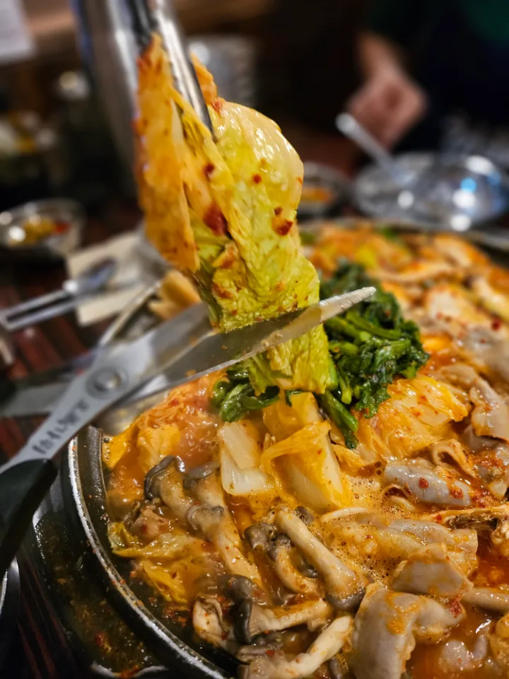 煮立つ赤い鍋と白菜