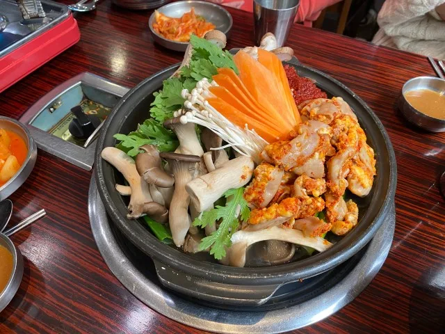牛もつと茸を盛った卓上鍋