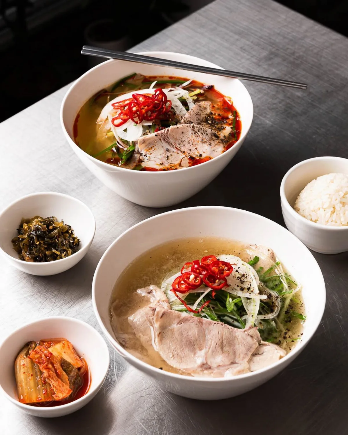 情麺 — 白と赤のスープ麺二杯