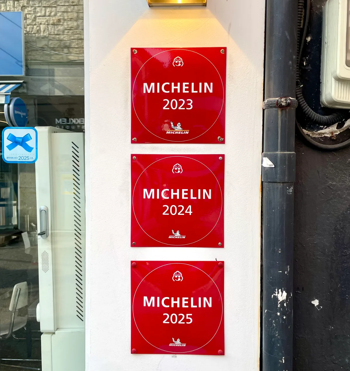 店先に並ぶミシュランプレート
