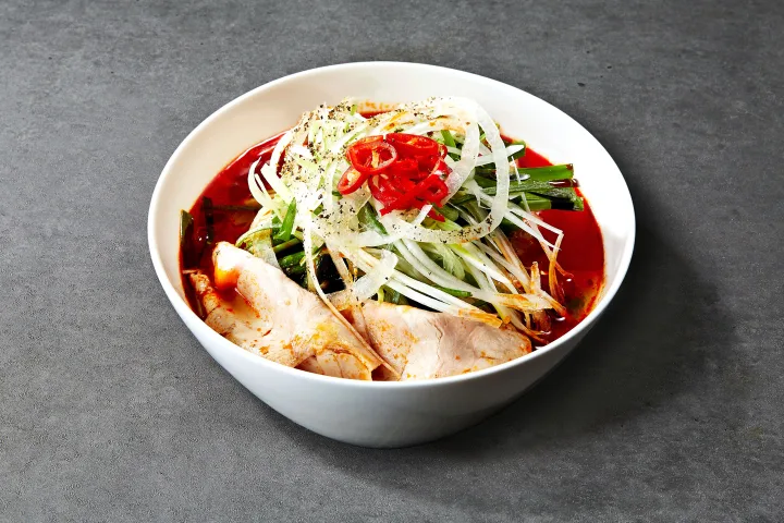 赤いスープと豚肉の米麺