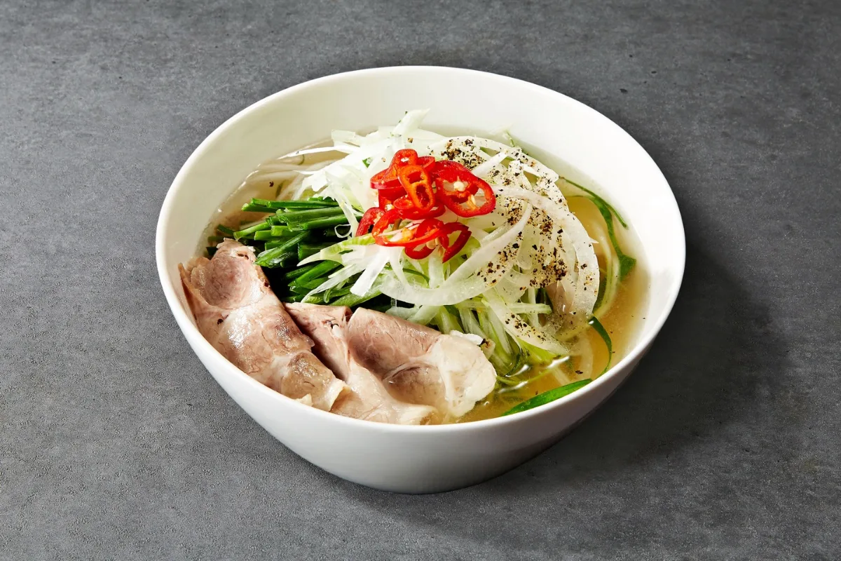 情麺 — 豚肉と香味野菜の澄んだ米麺