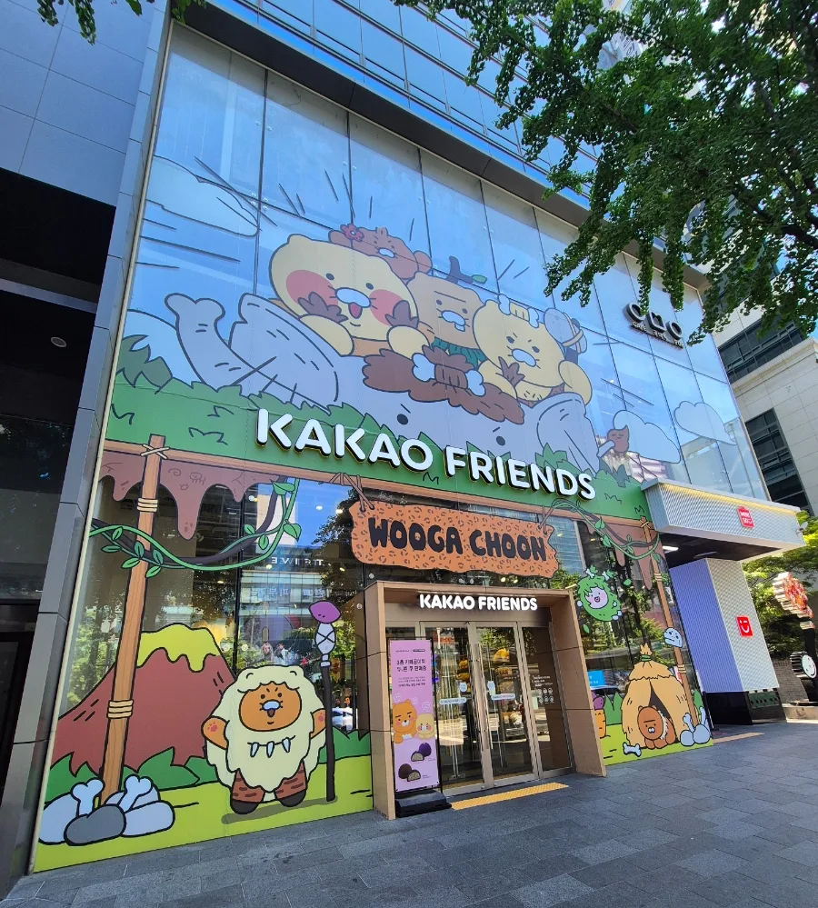 壁画に包まれた店舗正面