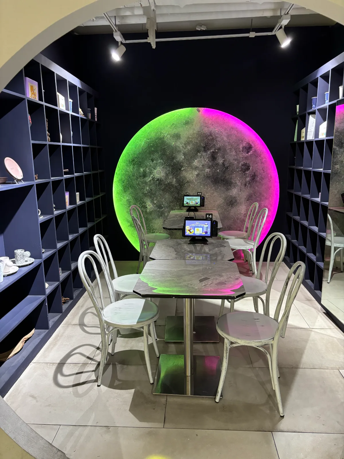 KAKAO FRIENDS 弘大店 — ネオン色の月と客席